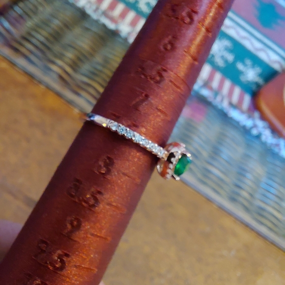 Pandora Silver Ring with Green Heart Gemstone - Picture 2 of 6
